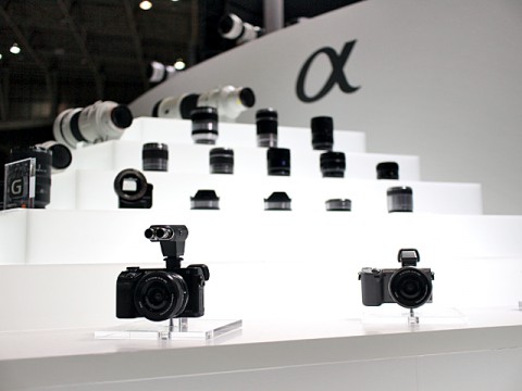 ソニー、世界初フルサイズミラーレス一眼カメラを発売