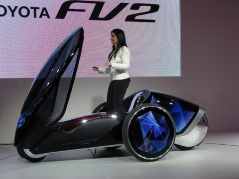 トヨタの新感覚、ヒトとクルマのコミュニケーションで走る近未来の“乗り物”FV2と現実的な１台
