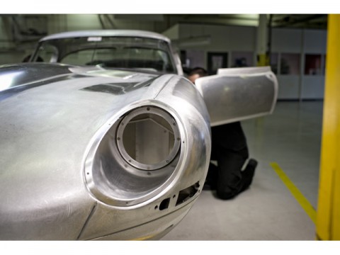 わずか6台だけの巨大再生プロジェクト。1960年代のレーシング・ジャガーEタイプ“ライトウェイト”を完全再生産する。１台数十億円か？
