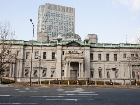 マイナス金利日本へ飛び火　それでも続く国債依存