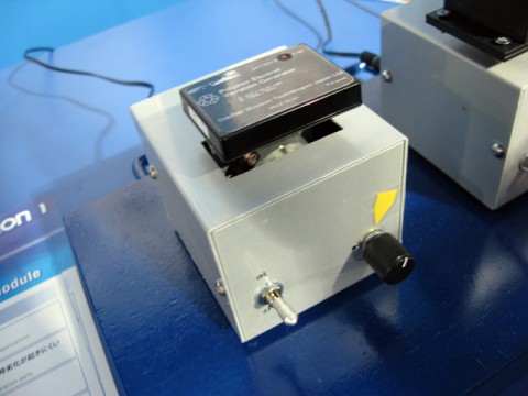 オムロンが超小型エレクトレット振動発電器をアライアンスのブースで発表