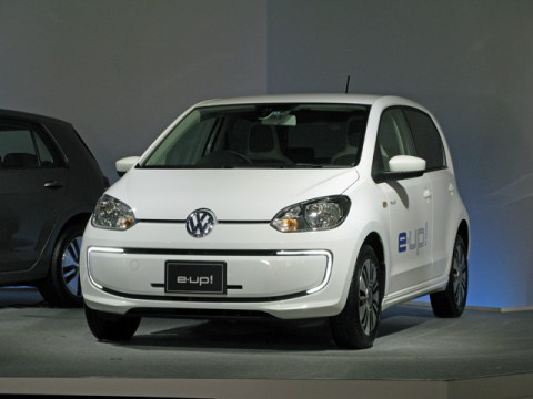VWの電気自動車「e-UP!」初お披露目は、東京・秋葉原“電気街”で。発表会のお土産は、あの「電氣ブラン」