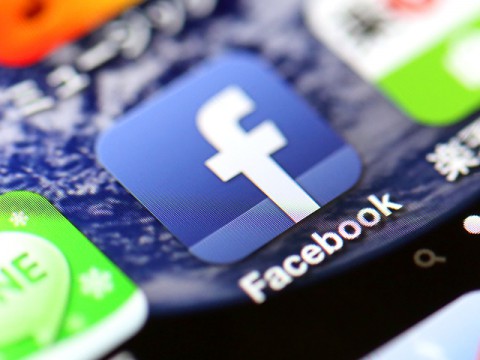 フェイスブック、コスト増により純利益20％減