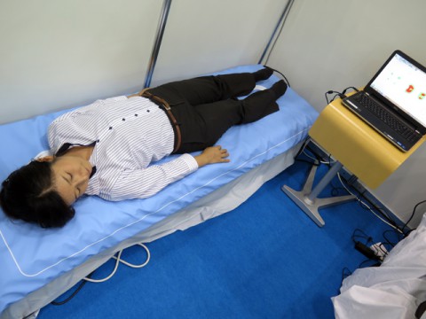 座ったり寝たりする際の体圧を測定して“床ずれや褥瘡（じょくそう）”を防止する機器、住友理工から