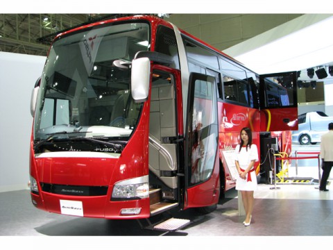 大型観光バスの生産が追いつかない。大手が設備投資に踏み切れない理由は東京五輪
