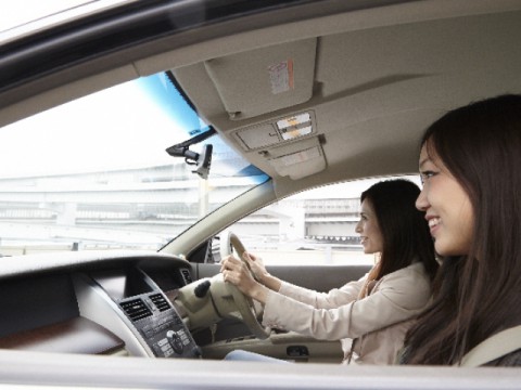 視線検知で運転を支援、脇見運転防止に期待　強い口調で注意喚起も