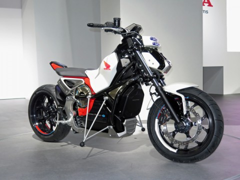 東京モーターショーで密かに注目、自立する電動バイク「Honda Riding Assist-e」