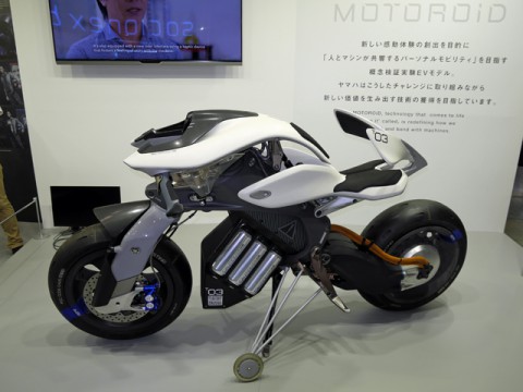 自立する自動二輪車概念検証実験試作車、ヤマハ「MOTOROiD」初公開