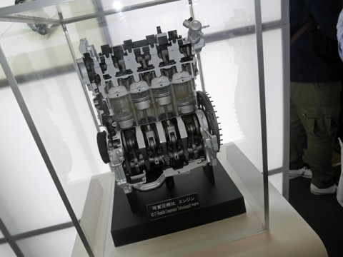日産、可変圧縮比エンジン「VCターボ」の基礎的な技術解説展示