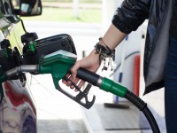 2.高いと感じるガソリン価格は「130円_L以上」が最多で、6割がエコカー購入を検討