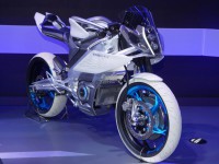 2輪駆動のEVバイクをヤマハが世界発公開！
