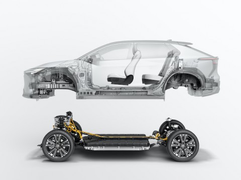 トヨタ、ピュアBEV新型「bZ4X」5月12日発売　個人向けも全車リース契約で販売・貸与