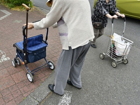 認知機能低下、歩行速度と相関。花王が発見、セルフチェックツールでフレイル予防