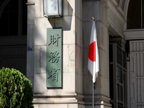 消費税２割特例措置延長「慎重に検討」と財務相