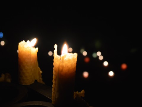 夏至ってなんだ？　ゆらめくキャンドルの灯に包まれて過ごす、癒しの夜を。