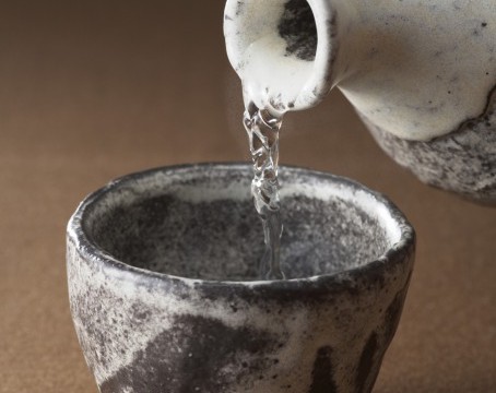 海外でも大人気の日本酒、日本茶。ブームを支える、日本が誇る職人たちに光を