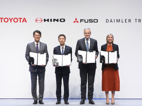 三菱ふそうトラック・バスと日野自動車が経営統合　国内大型商用車メーカー2大勢力に区分け