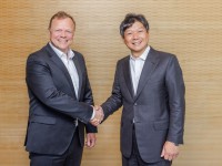 Schaeffler and ROHM_（左）シェフラーAG E-Mobility Division CEO Thomas Stierle、（右）ローム株式会社 取締役 常務執行役員 伊野和英 (2) (1)