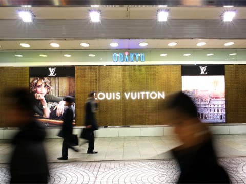 週末支出が増える理由、消費集中と時間割引の構造とは