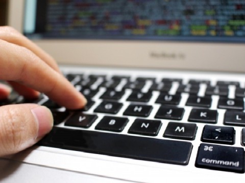 「できる人」ほど損をする職場の正体。業務集中の構造と離職のリスク