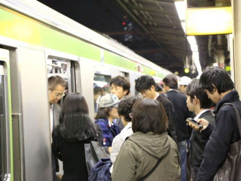 景気回復でも「生活苦」の声。実質賃金4年連続減少で実感とのズレ