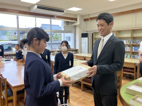 「子ども読書の日」企業が本を届ける理由　公教育を補完する民間支援の形