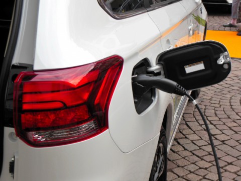 EVだけでは成り立たない　自動車政策が示す現実路線