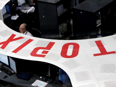日経平均、大引けは324円高 円安と米株高支えに高値圏維持