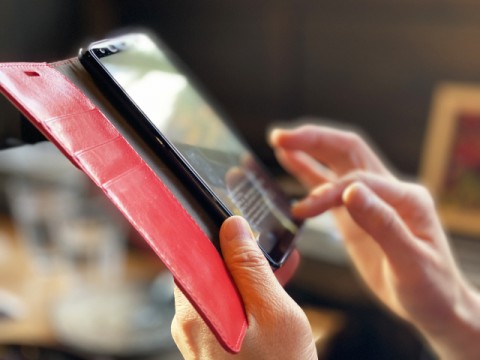 なぜ連休最終日はスマホを見続けるのか　“現実回避”の心理