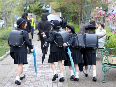 子どもをAIとSNSからどう守るのか　G7が示した新しいルール